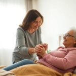 Entrenar transferencias seguras de cama a silla sin hacerse daño