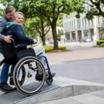 Subir bordillos y rampas con silla de ruedas: técnica y consejos útiles